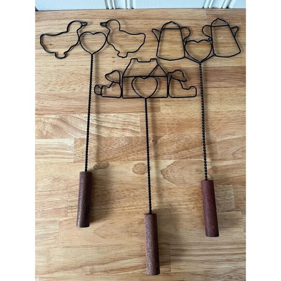 Primitive Black Wire Duck & Heart Rug Beater With Wooden Handle - Picture 4 of 4